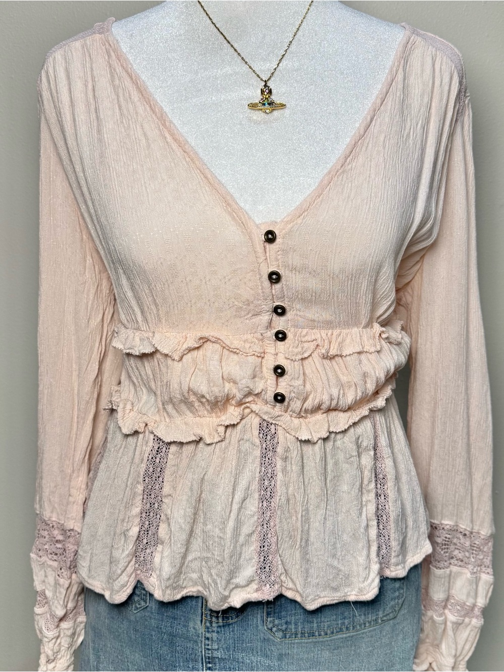 American Eagle Beige V-Neck Boho Cottage Women's Medium Ruffle Button-Front Top